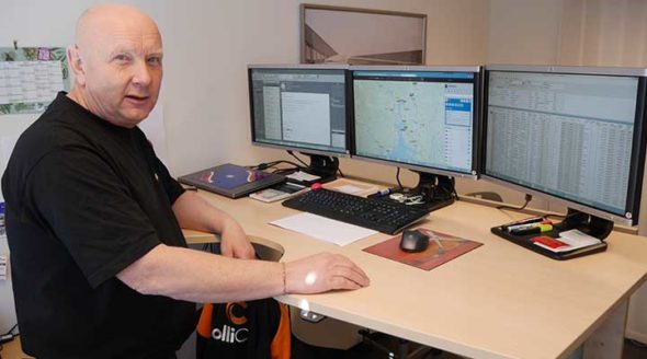 Kristian hos Collicare tar en velfortjent pause fra flåtestyringen på tre PC-skjermer
