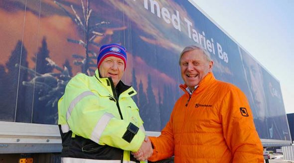 En godt fornøyd Kristian Bergli fra ColliCare og Ove fra Track Norge håndhilser foran en tralle