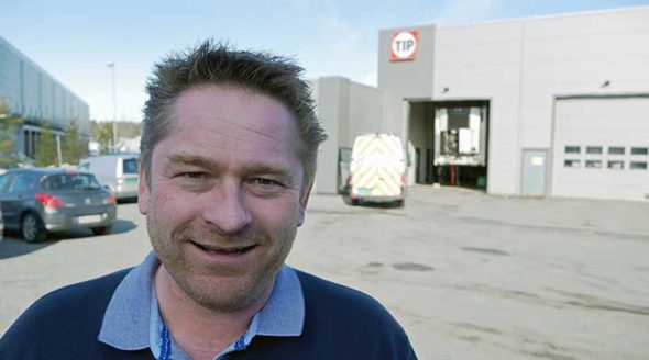 Morten Henriksen smiler fornøyd foran verkstedet hos TIP Trailer Services i Vestby