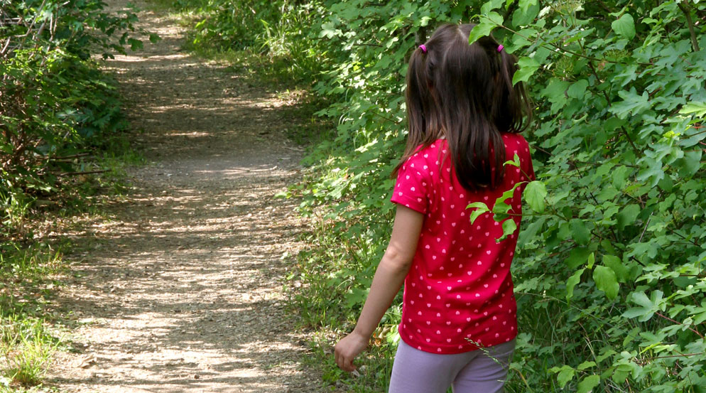 Liten jente alene i skogen. Bruk GPS sporing for barn for å unngå dette! liten-jente-i-skogen